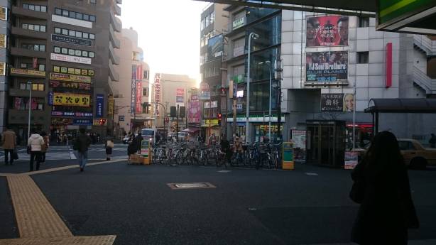 JR代々木駅西口を出ます