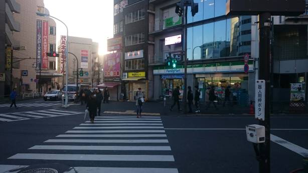 ファミリーマートの方へ進みます